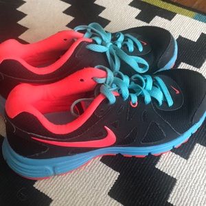 Nike Revolutions Black/Hot Pink/Blue